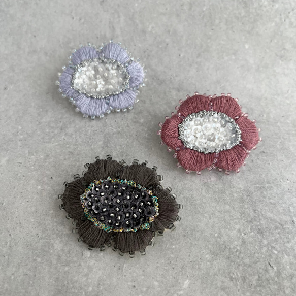 花の刺繍ブローチ(パウダーブルー) 8枚目の画像