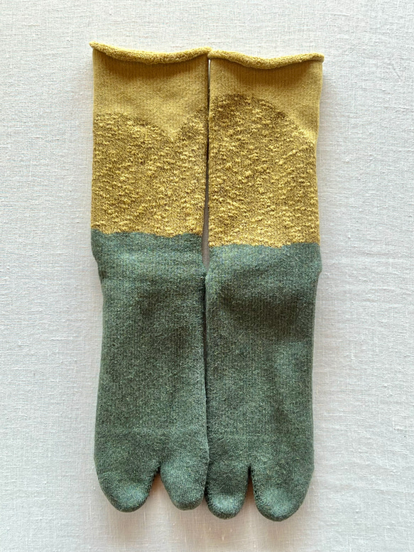 足袋型の草木染め靴下　SATOYAMA 25-27cm コブナグサ染め　yellow green 2枚目の画像