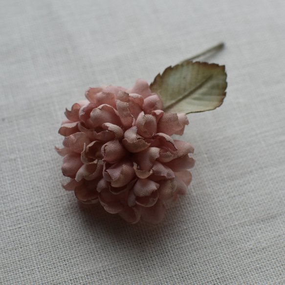 【布花】紫陽花のコサージュ（ライトレッド） 6枚目の画像