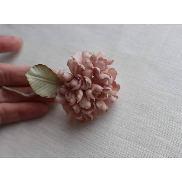 【布花】紫陽花のコサージュ（ライトレッド） 3枚目の画像