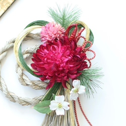 お正月飾り『高貴」華麗なローズピンクのマム(菊)と可愛いピンクのマム(菊)のしめ飾り 3枚目の画像