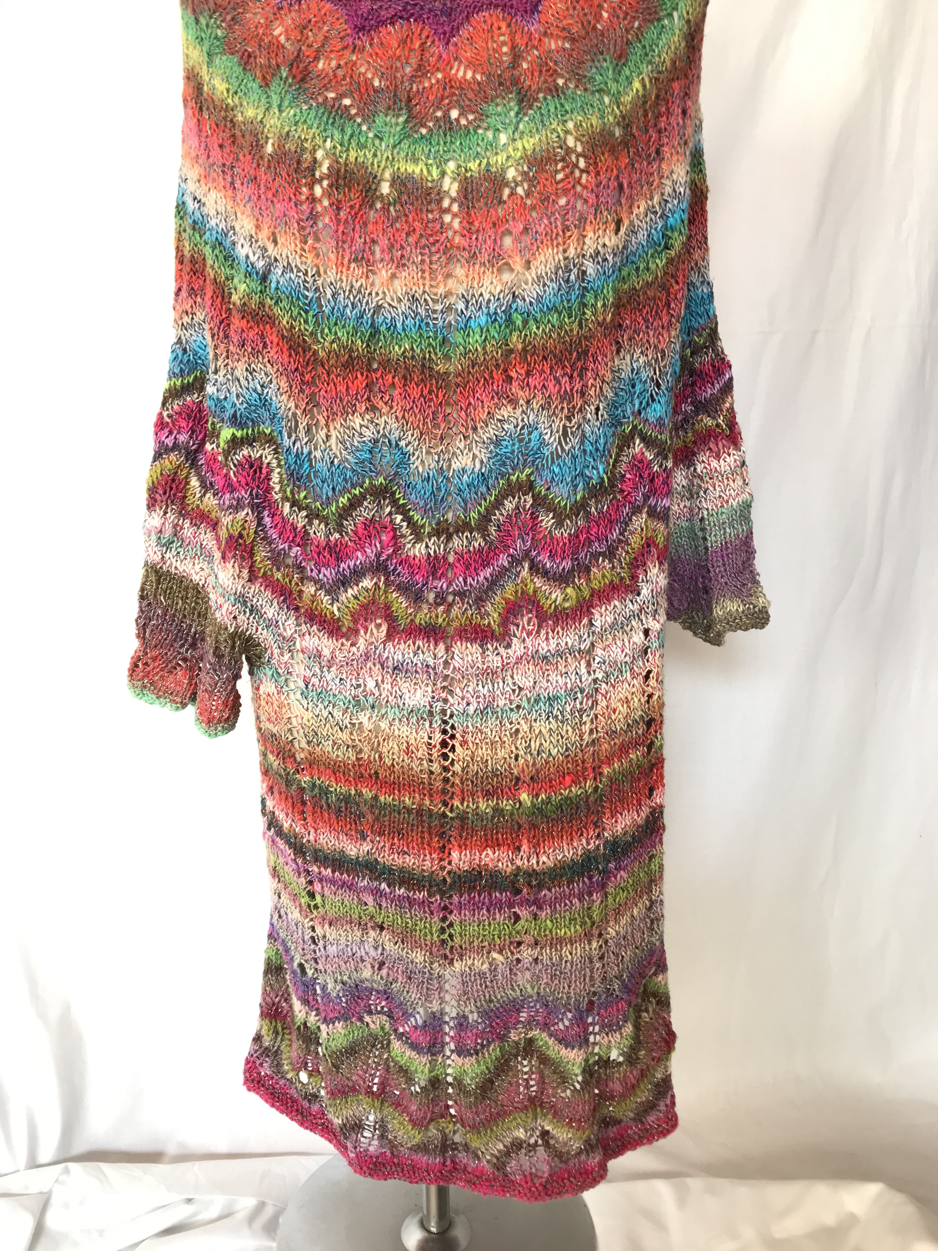 首回りから編んだロングセーター