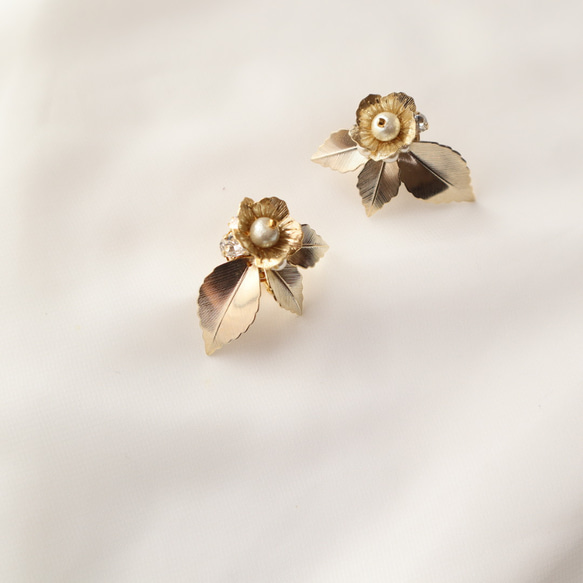 Gold Leaf earrings/ブライダル ウェディングアクセサリー 結婚式  リーフモチーフ リーフイヤリング 2枚目の画像