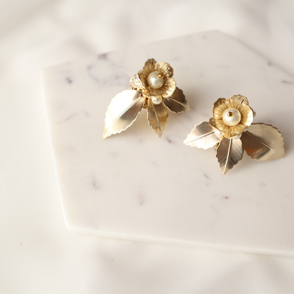 Gold Leaf earrings/ブライダル ウェディングアクセサリー 結婚式  リーフモチーフ リーフイヤリング 1枚目の画像