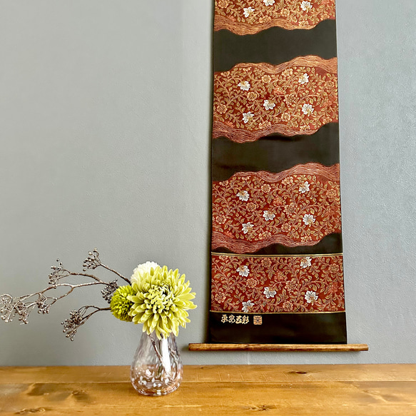 帯のタペストリー 漆黒に色とりどりの菊と藤 着物リメイク インテリア