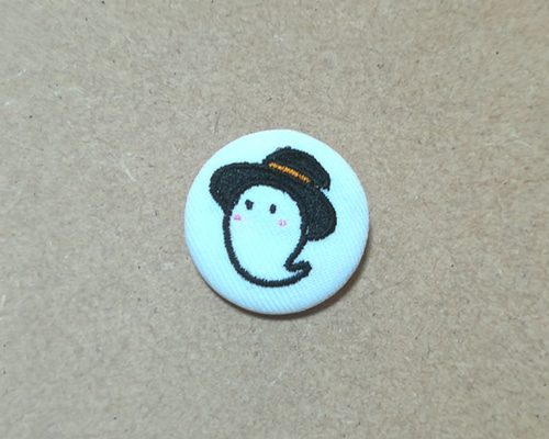 ハンドメイド　刺繍　くるみボタン　ハロウィン　おばけに仮装 ハロウィンのおばけ・黒猫・ジャックオランタンの手刺繍くるみ