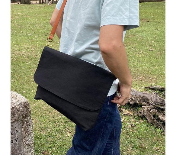 岡山セルビッチ黒デニム×イタリアンレザーメッセンジャーバッグ/メンズ・ユニセックス・ポケットたくさんの黒バッグ 1枚目の画像