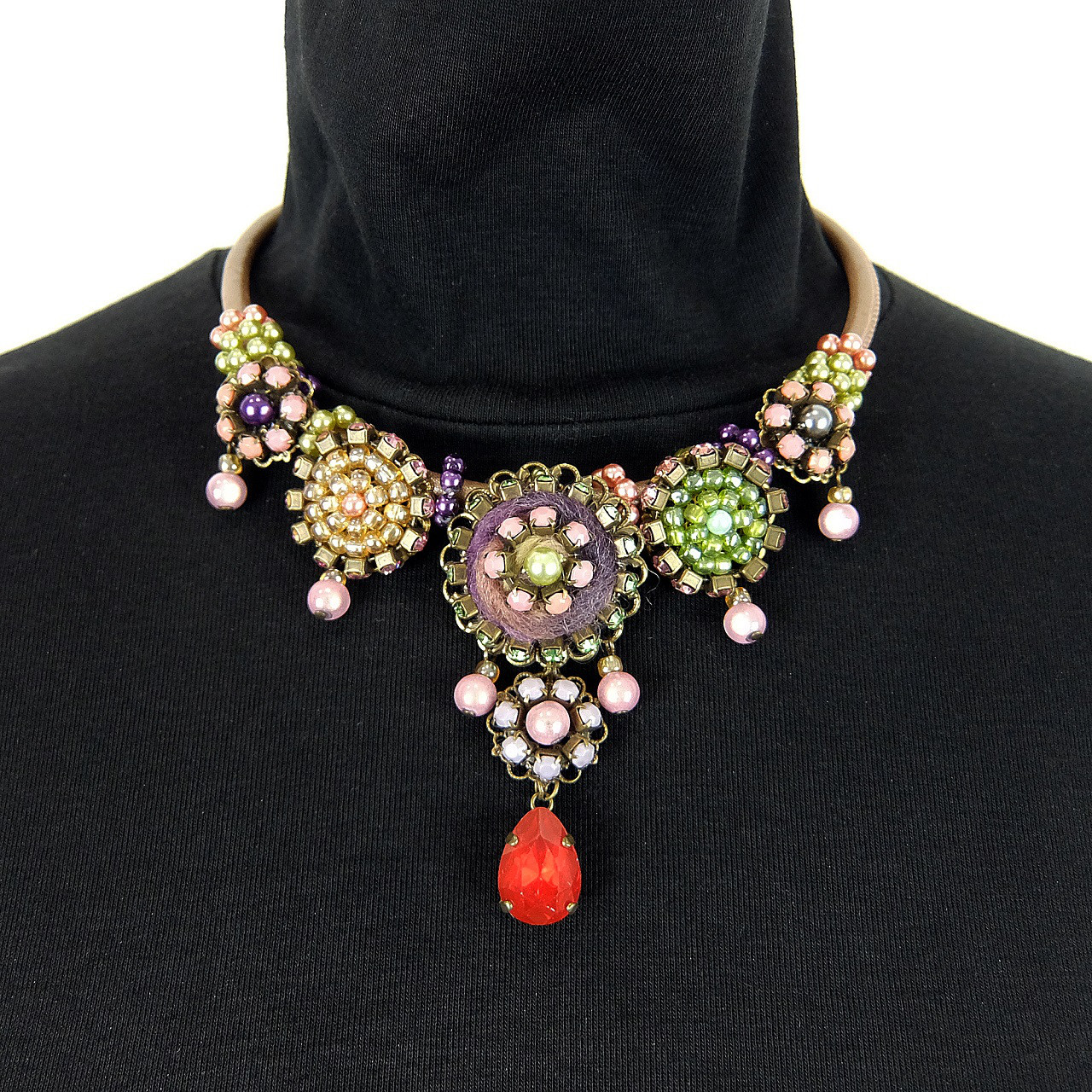 マットなラインストーンとさまざまな素材を使ったビブネックレス、ピンク系とブルー系の大きなモチーフのチョーカーネックレス 5,250円