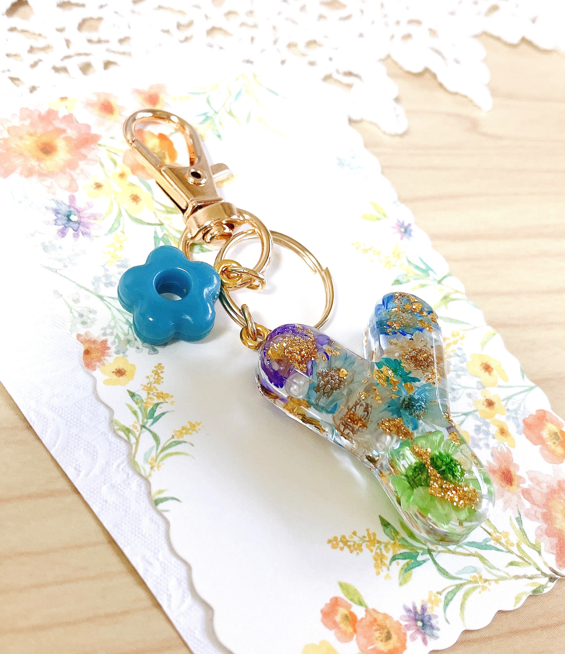 お花のイニシャルキーホルダー♪ オーダーメイド〉イニシャルキーホルダー【花とパール