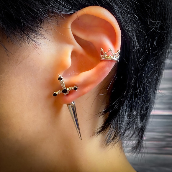 刺さる剣と王冠のピアス＆イヤーカフ ピアス（その他） オモロ雑貨店
