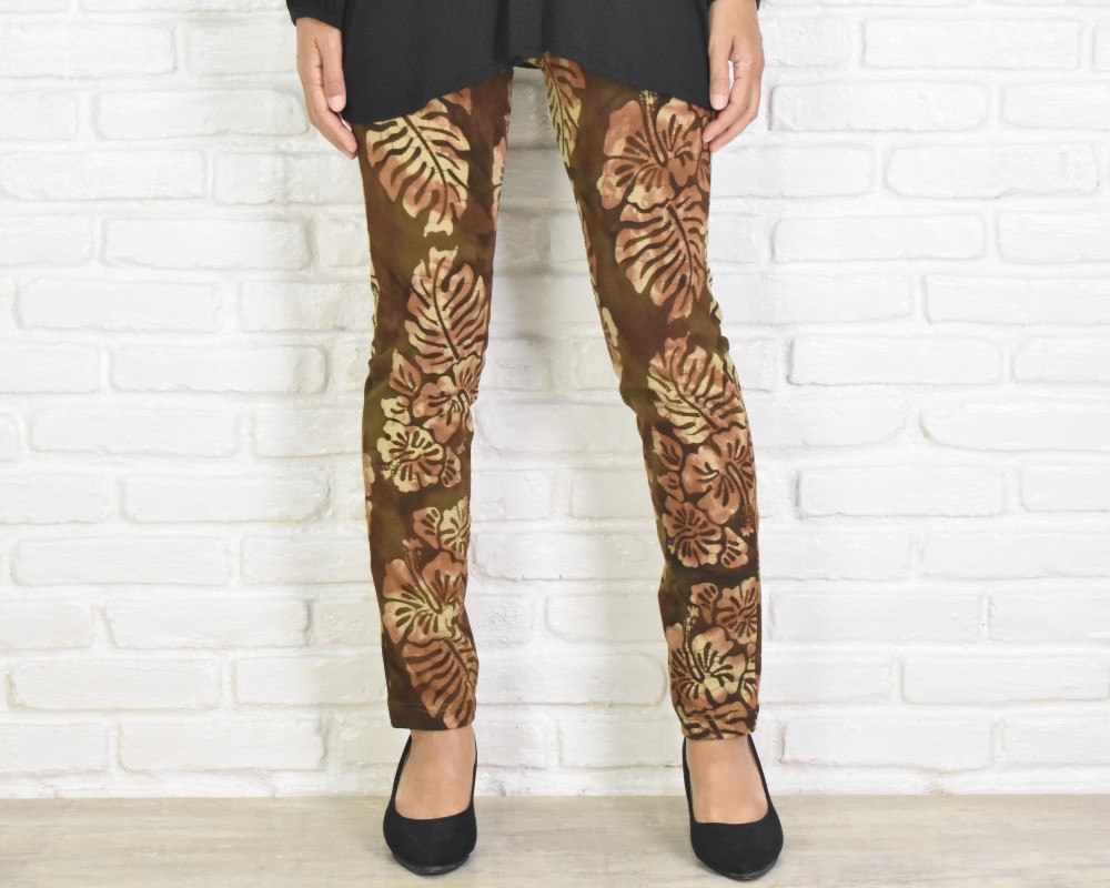 驚きの穿き心地！ハイビスカス柄ろうけつ染めスキニーストレートストレッチロングパンツ　大きいサイズあり