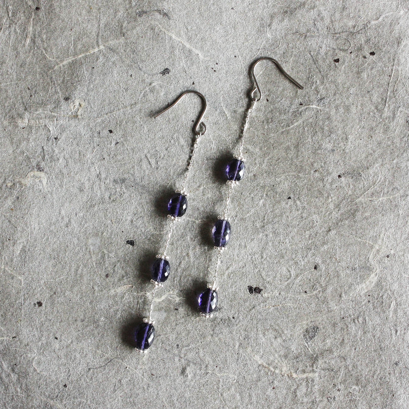 No. 850 アイオライトと銀のスペーサーのピアス