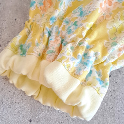 柔らか素材の　キッチンアームカバー　袖口カバー　水彩画　花柄　イエロー 4枚目の画像