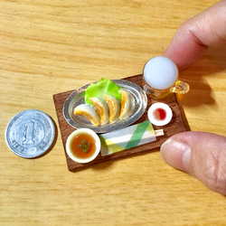 餃子と生ビールのセットのミニチュア 4枚目の画像