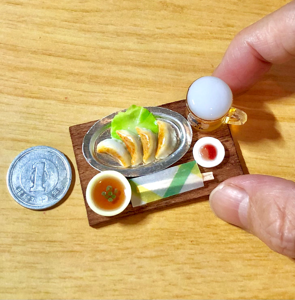 餃子と生ビールのセットのミニチュア 4枚目の画像