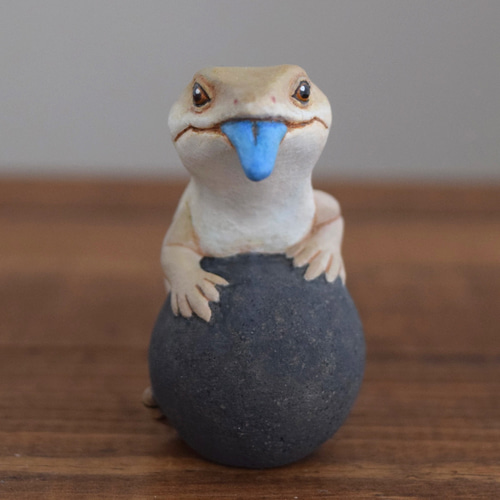 石の上にもキタアオジタトカゲ その他置物 もっちょこ 通販 16757858