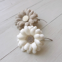 リネンの布花　ひな菊のコサージュ　オフホワイト 4枚目の画像