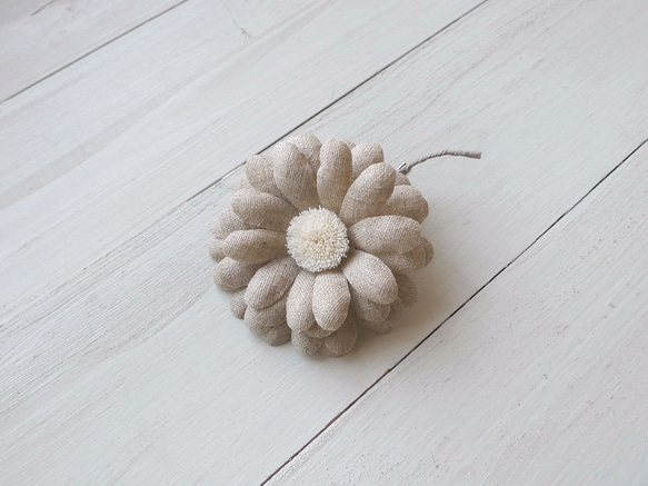 リネンの布花　ひな菊のコサージュ　エクリュ 1枚目の画像