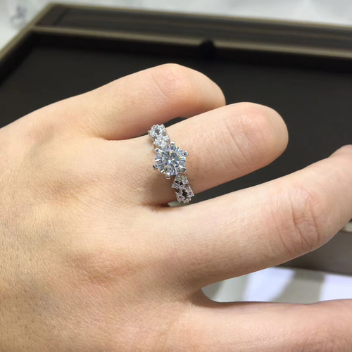 newデザイン】輝く モアサナイト リング K18WG 締め付けれ 