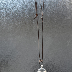 ガラスの浮き球ネックレス（ホワイト系） 8枚目の画像