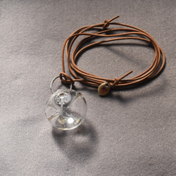 ガラスの浮き球ネックレス（ホワイト系） 3枚目の画像
