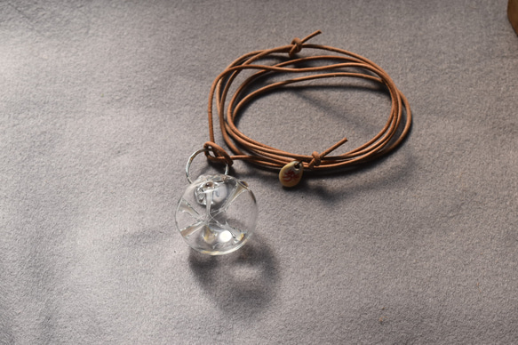 ガラスの浮き球ネックレス（ホワイト系） 3枚目の画像