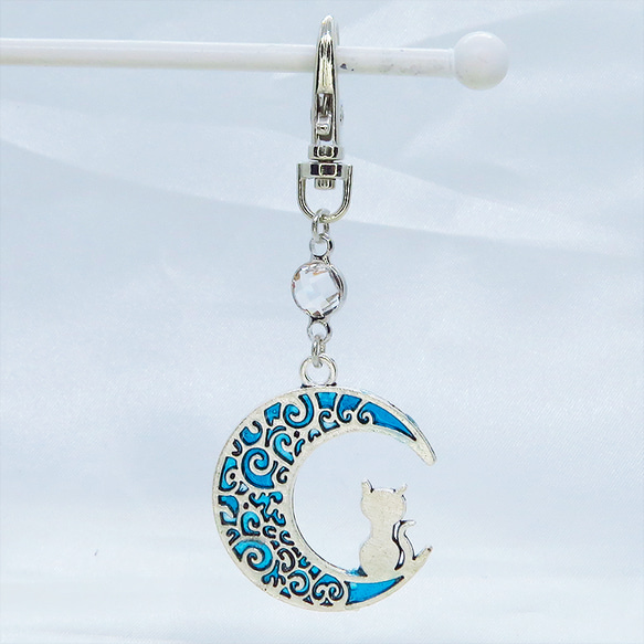 ブルームーンキャットキーホルダー 三日月にのる猫のチャームと青い模様の輝くキーホルダー 金具変更可 1枚目の画像