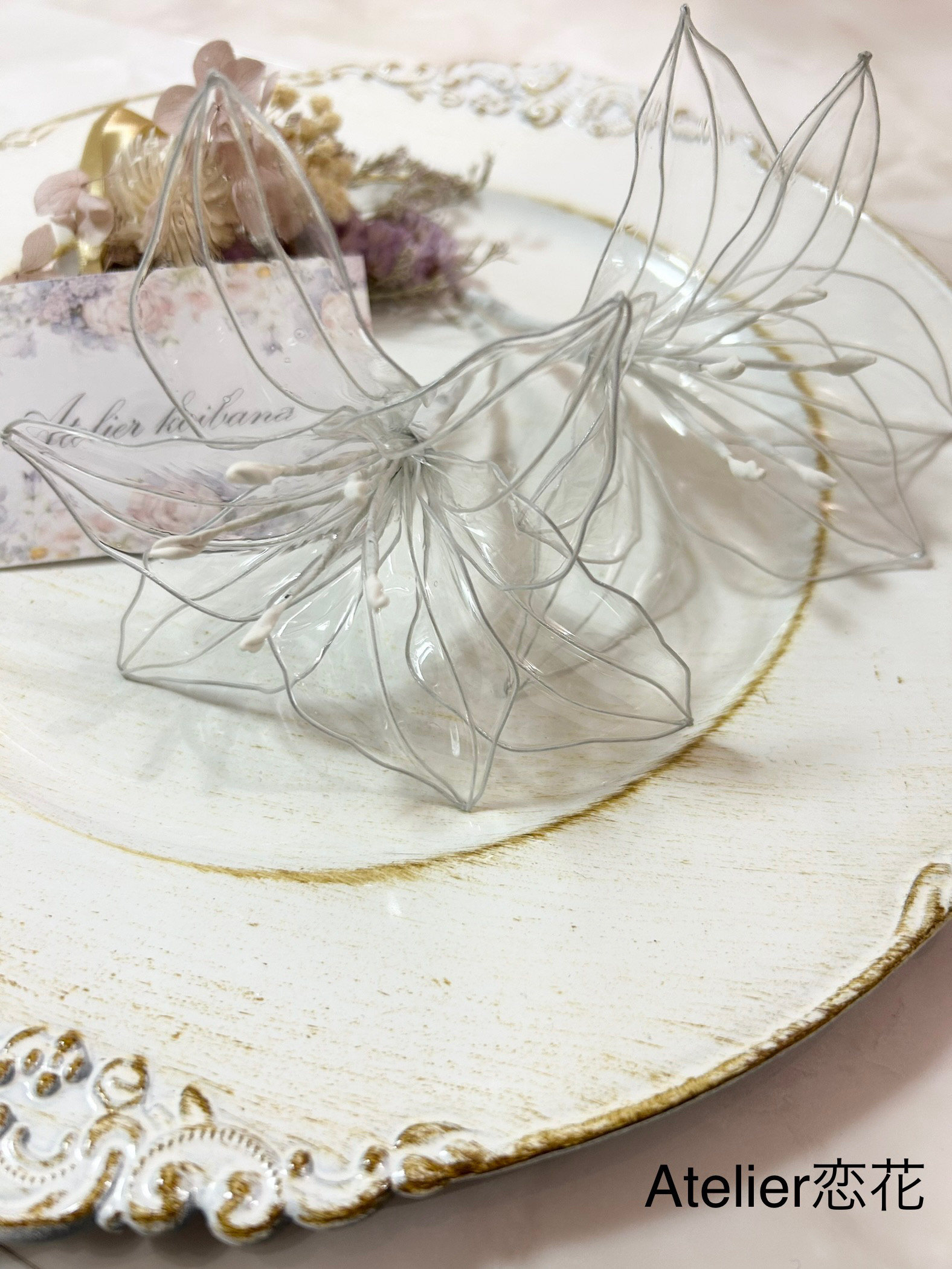 ガラスのようなクリアー百合の花2本髪飾り　アメリカンフラワー