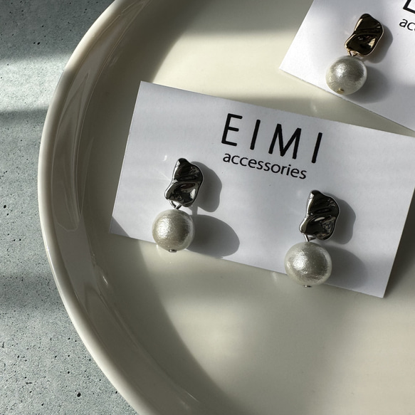 【EIMI】ゴールドorシルバー×コットンパール【サージカルステンレスピアス、樹脂ノンホール】 5枚目の画像