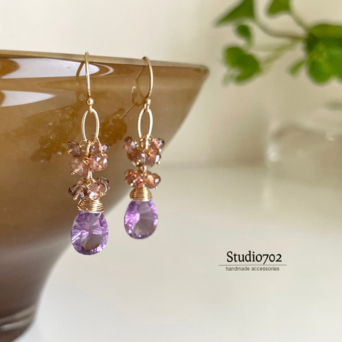 14kgfアンダリュサイトとアメジストシックなピアス ピアス（フック