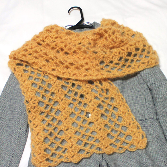 軽く暖かキッドモヘア　オレンジマスタードカラーのざっくり編みストール・ショール（透かし模様）　 6枚目の画像