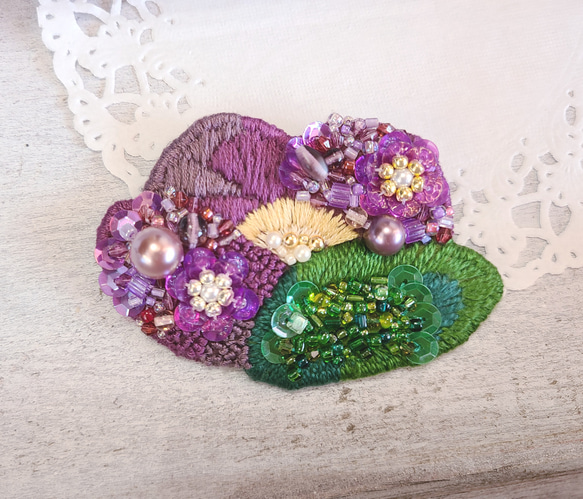 秋冬のキラキラブローチ＊紫のお花の刺繍ブローチ＊ビーズとスパンコール 1枚目の画像