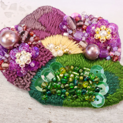 秋冬のキラキラブローチ＊紫のお花の刺繍ブローチ＊ビーズとスパンコール 4枚目の画像