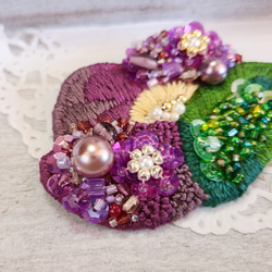 秋冬のキラキラブローチ＊紫のお花の刺繍ブローチ＊ビーズとスパンコール 3枚目の画像