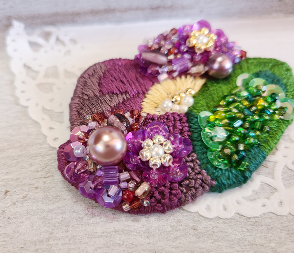 秋冬のキラキラブローチ＊紫のお花の刺繍ブローチ＊ビーズとスパンコール 3枚目の画像