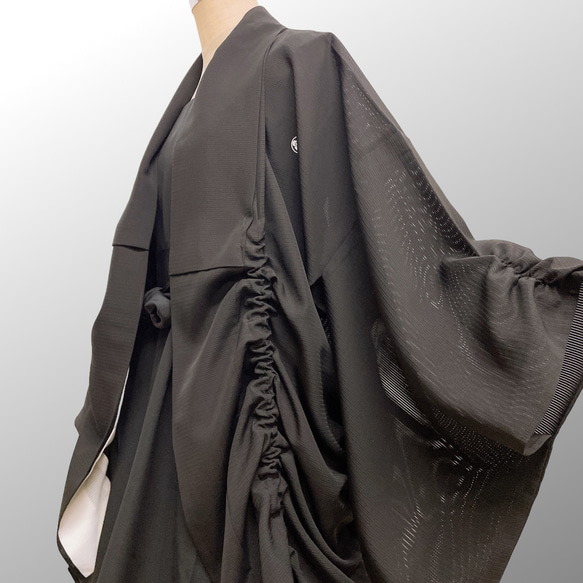 ドレープ際立つ 着物ガウン 裾袖クシュ 絽  着物リメイク 和柄男女兼用 フリーサイズ Ｋ51005 12枚目の画像