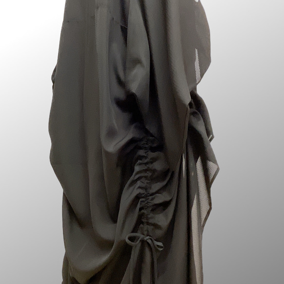 ドレープ際立つ 着物ガウン 裾袖クシュ 絽  着物リメイク 和柄男女兼用 フリーサイズ Ｋ51005 13枚目の画像
