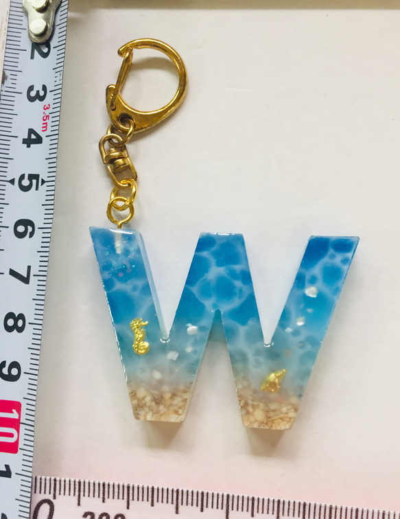 アルファベット　キーホルダー　レジン　海　W 2枚目の画像