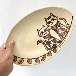 ネコファミリーの絵付けオーバル皿　F　／　カレー皿　タタラ板作り・一点モノ 2枚目の画像