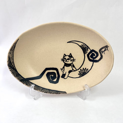三日月とネコの絵付けオーバル皿　／　カレー皿　タタラ板作り・一点モノ 1枚目の画像