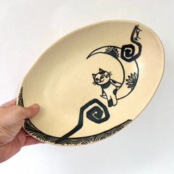 三日月とネコの絵付けオーバル皿　／　カレー皿　タタラ板作り・一点モノ 2枚目の画像