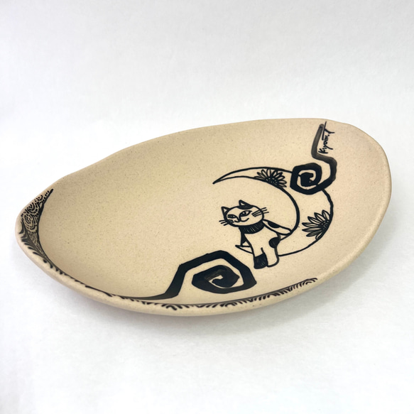 三日月とネコの絵付けオーバル皿　／　カレー皿　タタラ板作り・一点モノ 4枚目の画像