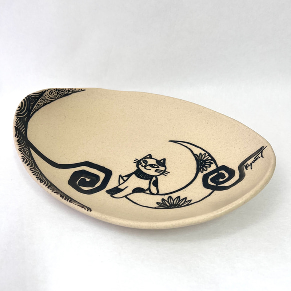 三日月とネコの絵付けオーバル皿　／　カレー皿　タタラ板作り・一点モノ 3枚目の画像