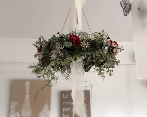 クリスマスカラーのフライングリース/アーティフィシャル