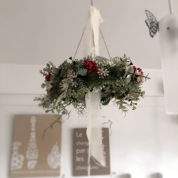 クリスマスカラーのフライングリース/アーティフィシャル
