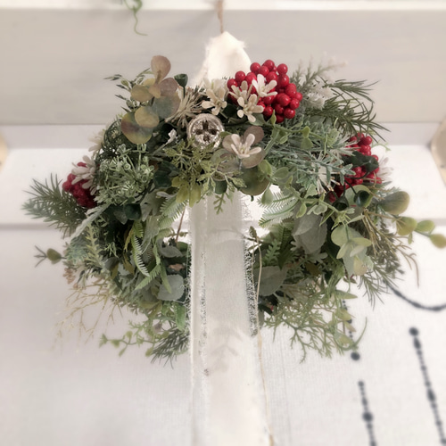 クリスマスカラーのフライングリース/アーティフィシャル