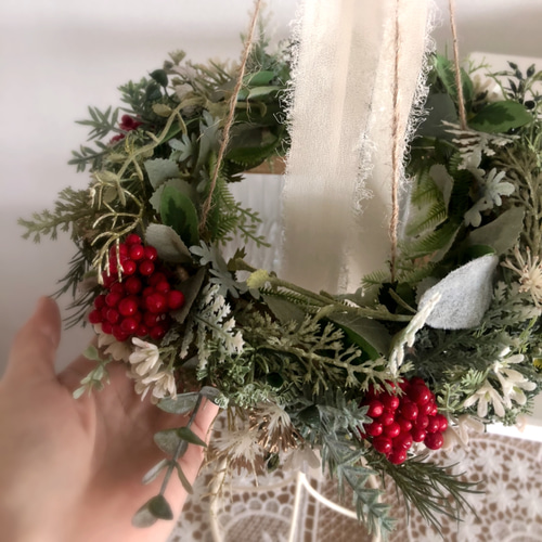 クリスマスカラーのフライングリース/アーティフィシャルフラワー