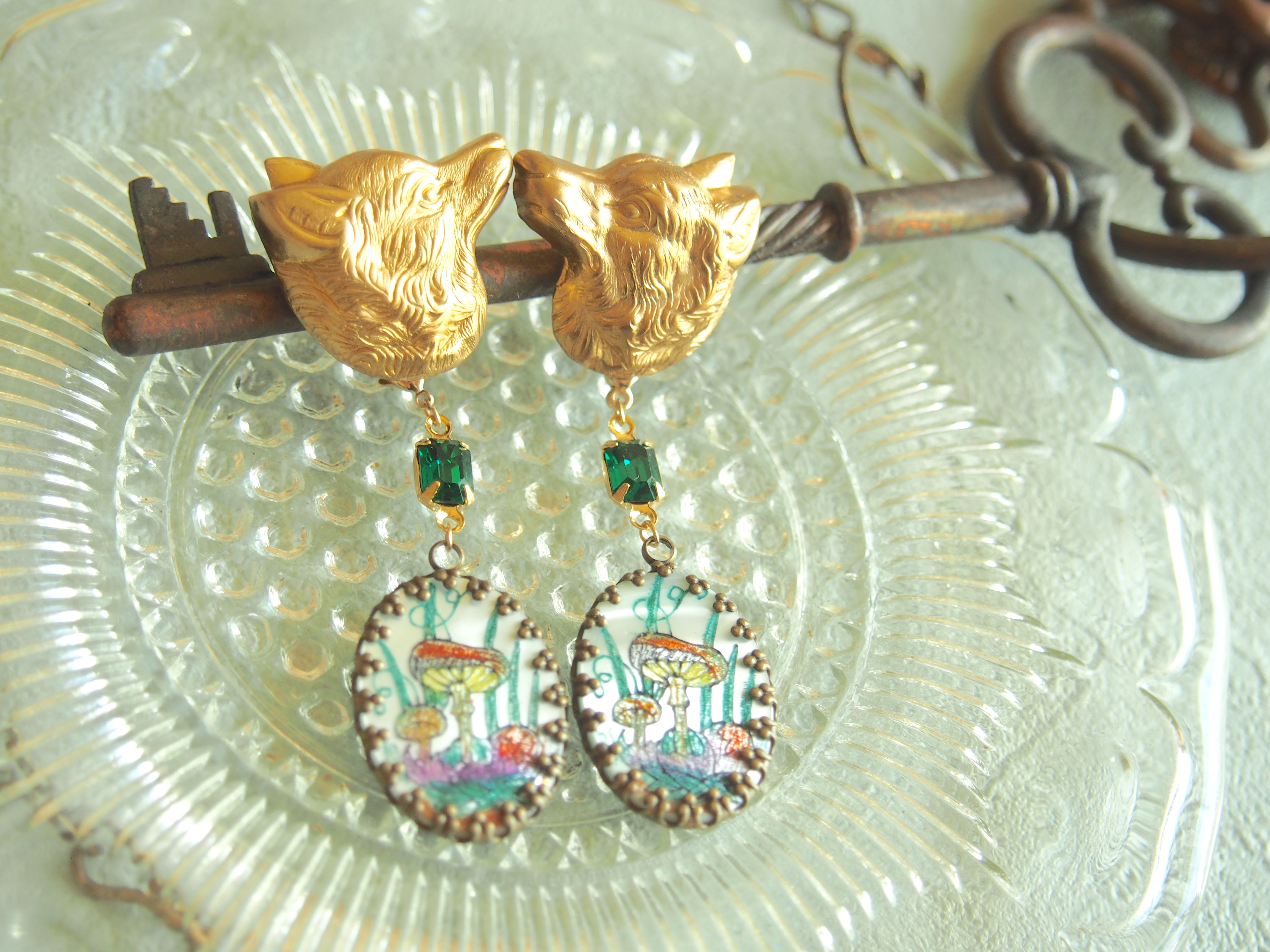 "狼が住む森" 　狼とビンテージシェルのイヤリング&ピアス