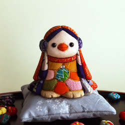 木目込み人形　妖怪アマビエお嬢さん　座布団付き 1枚目の画像