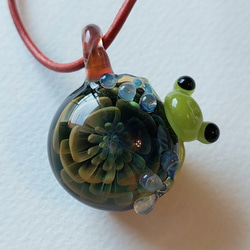 妖艶ガラスとカエルのペンダントトップ ガラス細工 ネックレス